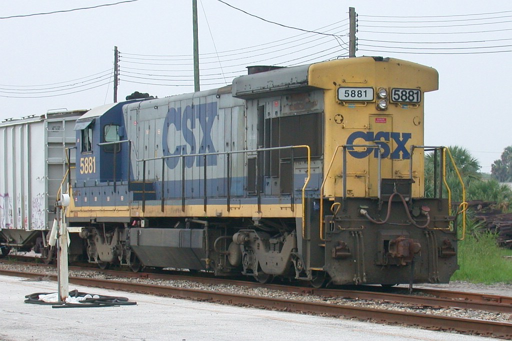 CSX 5881: chec the font on the number boards!!